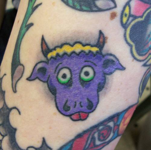 mucca viola testa tatuaggio