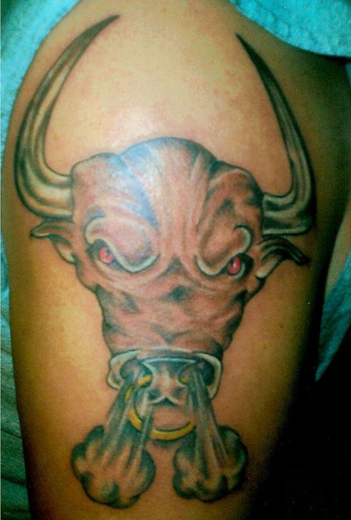 toro scatenato tatuaggio sulla spalla