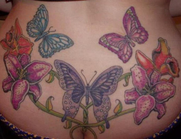 Bellissimo tatuaggio colorato femminile sulla schiena le farfalle e i fiori