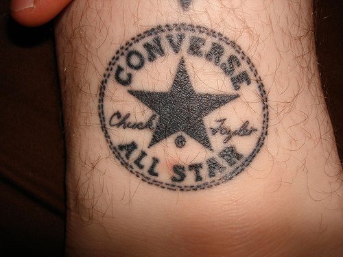 Tattoo vom runden Zeichen mit Stern in der Knöchelgegend
