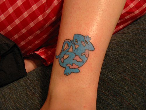 Tattoo von blauer Eidechse in der Knöchelgegend