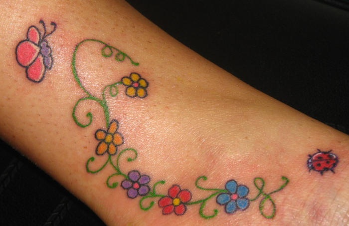Tatuaje de flores, mariquita y mariposa