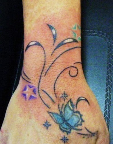 Tatuaje en la mano, mariposa azul, estrellas, tallos