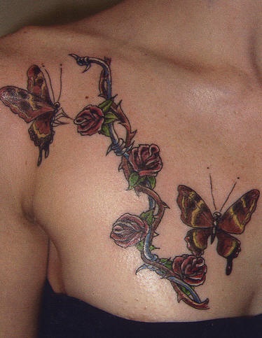 Rebe Tattoo von Schmetterlingen und Rosen