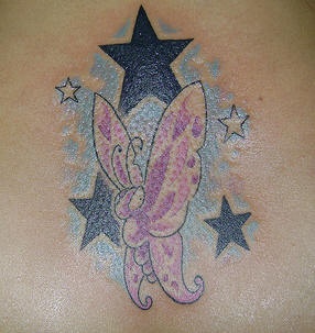 farfalla rosa con stelle tatuaggio