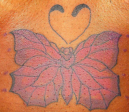 foglia farfalla tatuaggio colorato