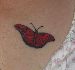 piccola farfalla rossa tatuaggio