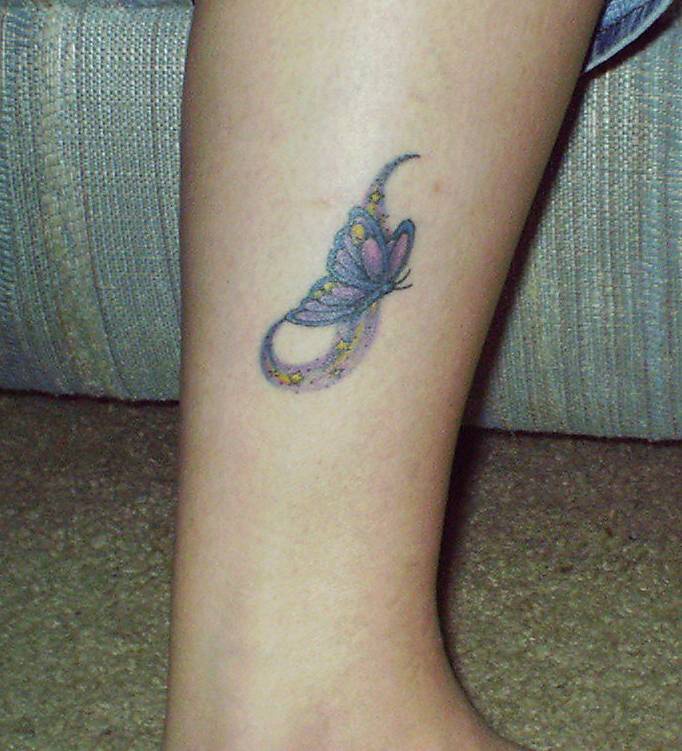 farfalla colorata piccola tatuaggio sulla gamba