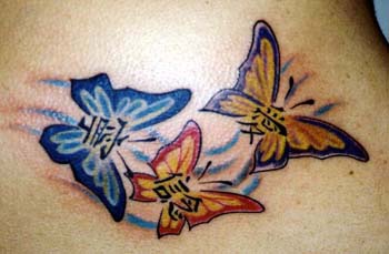 Farbiges Tattoo von  drei Schmetterlinge mit Hieroglyphen