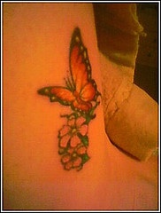 monarco farfalla sul fiore tatuaggio