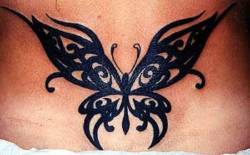 ali tribale farfalla inchiostro nero tatuaggio