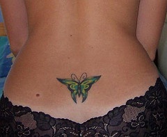 verde farfalla tatuaggio in parte bassa della schiena