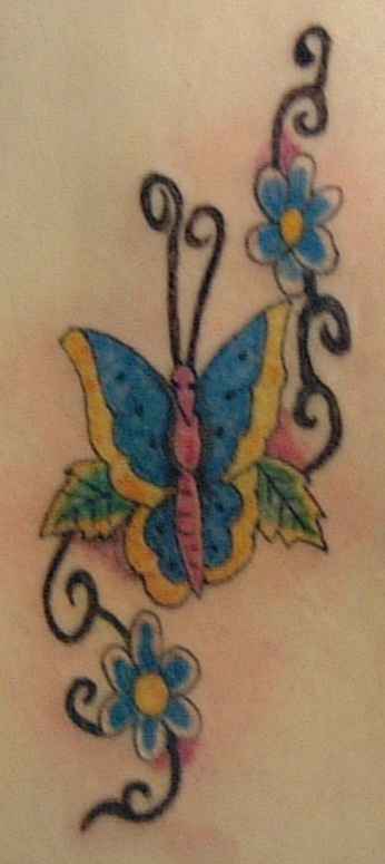 Humanisierter Schmetterling mit Blumenmaßwerk Tattoo
