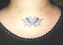 farfalla blu sulla nuca tatuaggio