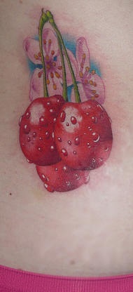Tattoo von blühenden Kirschen auf dem Gesäß