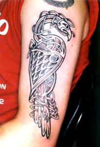 Tatuaje en tinta negra de pájaro de fuego mágico celta