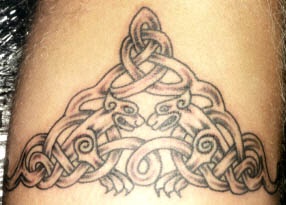 due lupi in celtico trafori tatuaggio