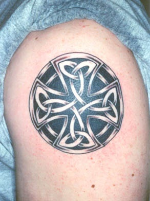 croce celtico in cerchio tatuaggio