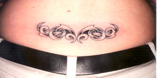croce celtico sulla parte bassa della schiena tatuaggio
