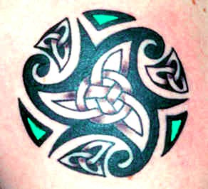 Le tatouage de symbole de la trinité celtique