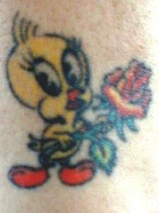 Tweety Vogel mit Blumen Tattoo