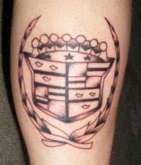 Logo de Cadillac en la pierna tatuaje en tinta negra