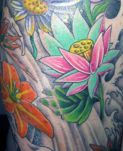 Tatuaje multicolor de muchas flores