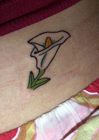 Le tatouage de petit lys calla blanc