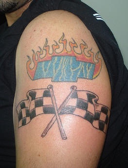 chevrolet logo con bandiera di corsa tatuaggio
