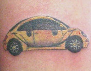 Gelbes Tattoo mit modernem Volkswagen Käfer