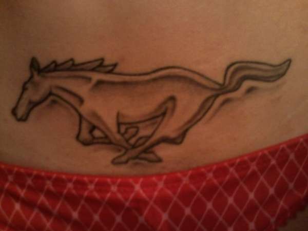 Schwares Tattoo mit Mustang Logo