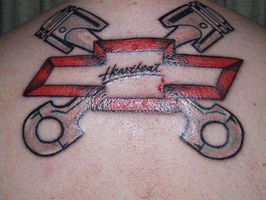 chevrolet logo con cilindri del motore tatuaggio