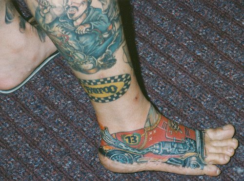 vettura da corsa tatuaggio colorato sul piede