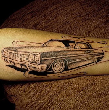 Unfertiges Tattoo mit klassischem Roadster am Arm