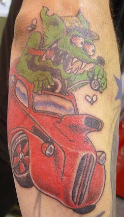 Un souris vert sur le tatouage de hot rod