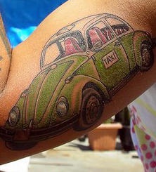volkswagen scarabeo di taxi verde tatuaggio