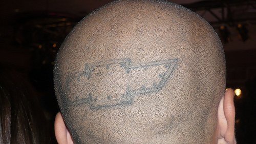chevrolet logo tatuaggio sulla testa