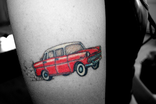 classico macchina rossa e bianca tatuaggio