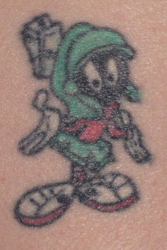 Tatuaje en color de Marvin el marciano.