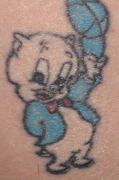 Personaggio dei cartoni animati Porky Pig tatuato