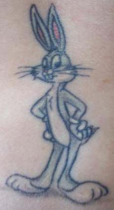 Tatuaje clásico de Bugs Bunny.