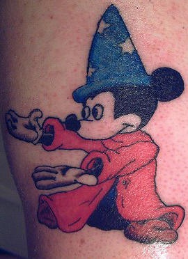 Mickey Mouse ensayando magia