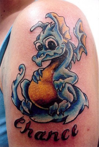Tatuaje del pequeño dragón azul en el hombro.