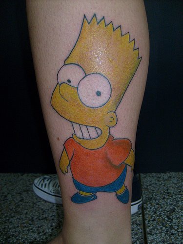 Enorme tatuaggio sulla gamba Bart Simpson
