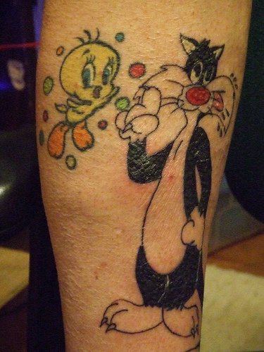 Gatto Sylvester e l&quotuccello Tweety di Disney tatuati