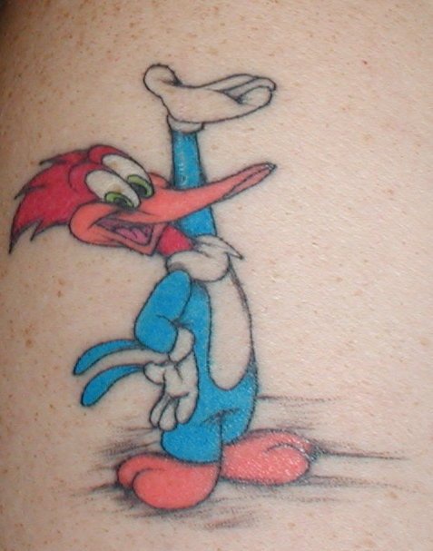 Tatuaje de dibujos animados del pájaro loco.
