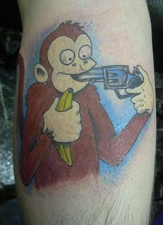 Scimmia con la pistola e banana tatuata