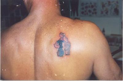 Braccio di Ferro e Olivia tatuati sulla spalla