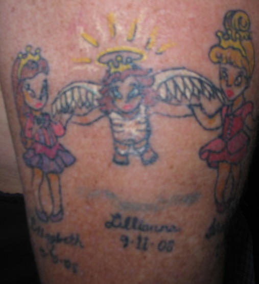 Le tatouage de chérubin avec deux princesses en couleur