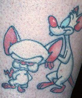 Pinky e Brain colorati tatuati